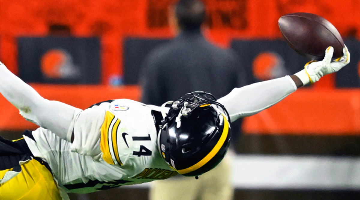 Pittsburgh Steelers wide receiver George Pickens (14) makes a one-handed catch on Sept. 22, 2022.